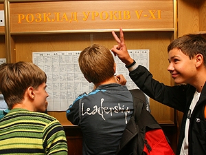 Учебный год станет короче, тестирование пройдет раньше, а родителей прогульщиков будут штрафовать. Фото Максима Люкова.