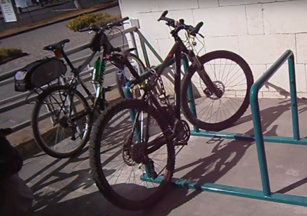 Новость - События - В Полтавской библиотеке установили велопарковку