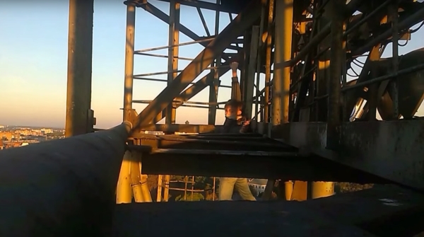 Новость - События - Видео дня: полтавский руфер залез на прожекторы стадиона "Ворскла"