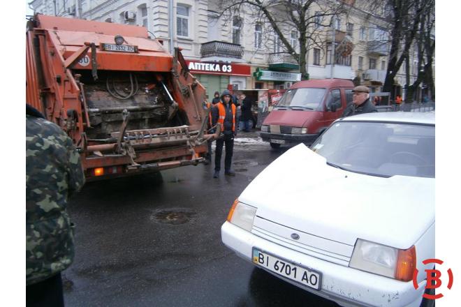 Новость - События - В центре Полтавы мусоровоз попал в аварию. Видео