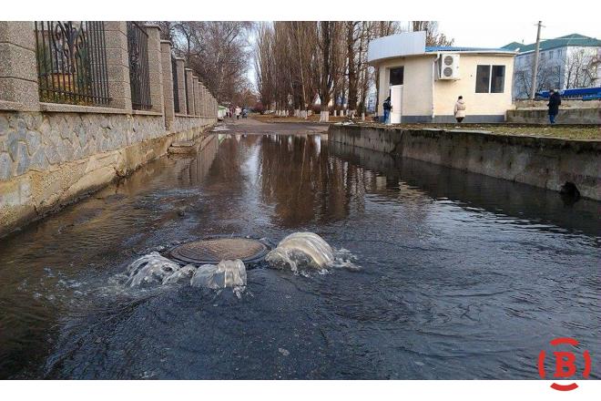 Новость - События - В Полтаве из-за канализации затопило улицу