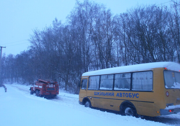 Новость - События - Все равно на уроки: под Полтавой вытащили из снега школьный автобус