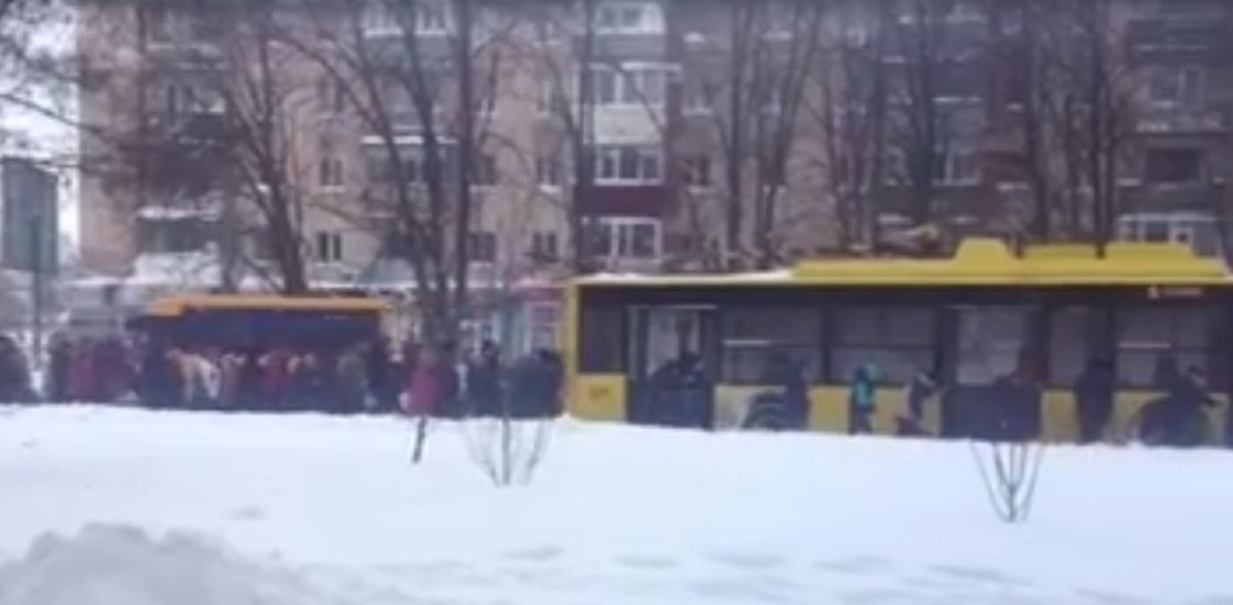 Новость - События - Видео дня: полтавчане вытаскивали из снега троллейбус