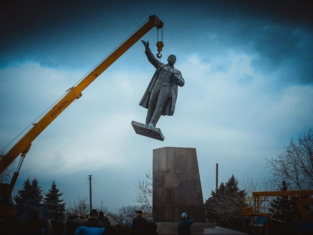 Новость - События - Перемога: на Полтавщине снесли самый "сложный" памятник Ленину