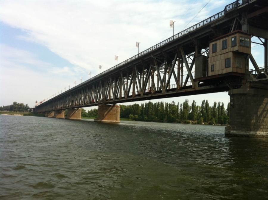 Новость - События - C Крюковского моста спрыгнули двое парней
