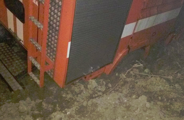 Новость - События - Хорошая дорога: в Полтаве пожарная машина провалилась в грунт