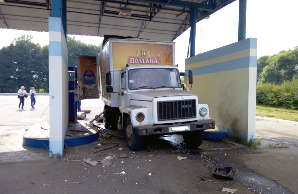 Новость - События - На заправке под Полтавой взорвался грузовик: водитель в больнице