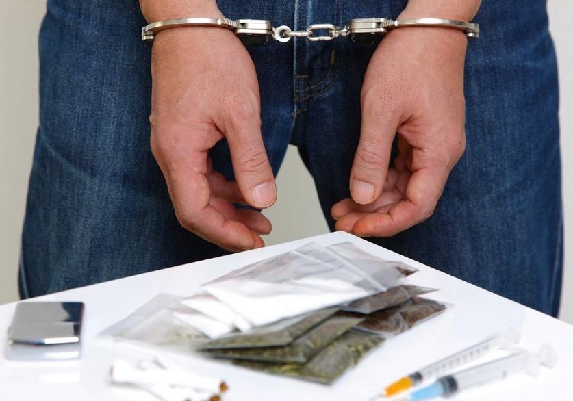 В Полтаве задержали 23-летнего парня, который продавал наркотики через интернет