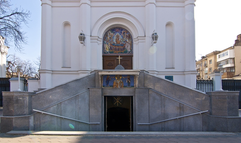 Скандал в Одессе: рядом с собором распространяли листовки против эвакуированных из Китая