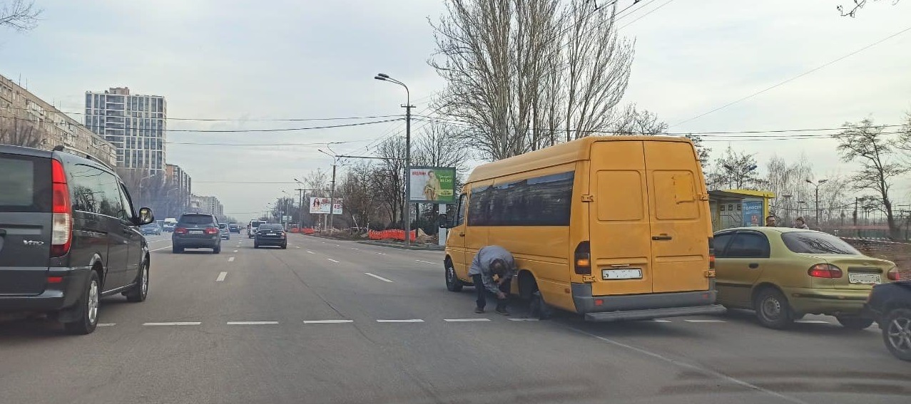 Экстремальная поездка: у маршрутки на полном ходу отлетело колесо