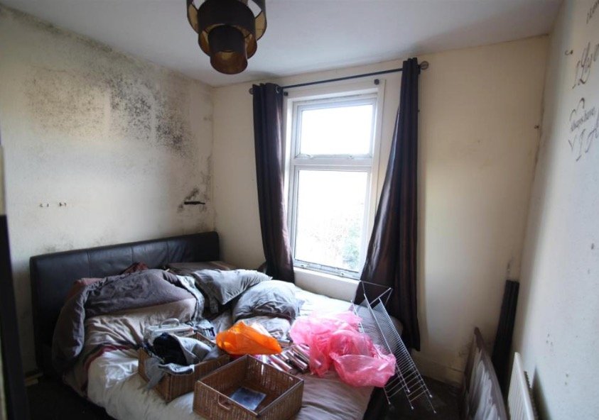 Мусор и плесень в подарок: в Эссексе продана квартира, которую риелторы обходили стороной
