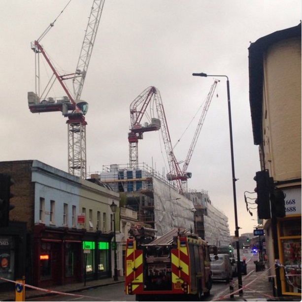 Из-за урагана в Лондоне пополам согнулся кран(фото)