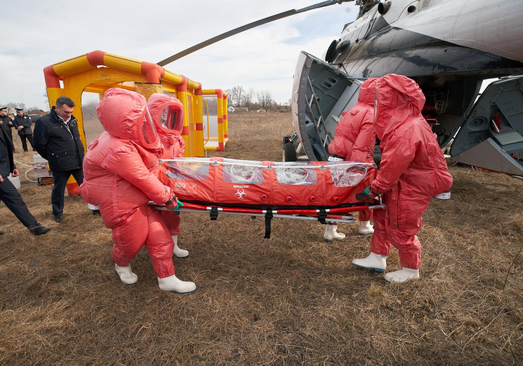 Зеленскому показали санитарный вертолет для транспортировки инфекционных пациентов