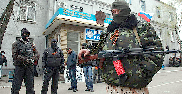 Восток Украины захлестнула волна вооруженных захватов. Фото REUTERS.