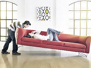 - Дорогая, вставай! Этот диван уже купили...
Фото из архива «КП».

