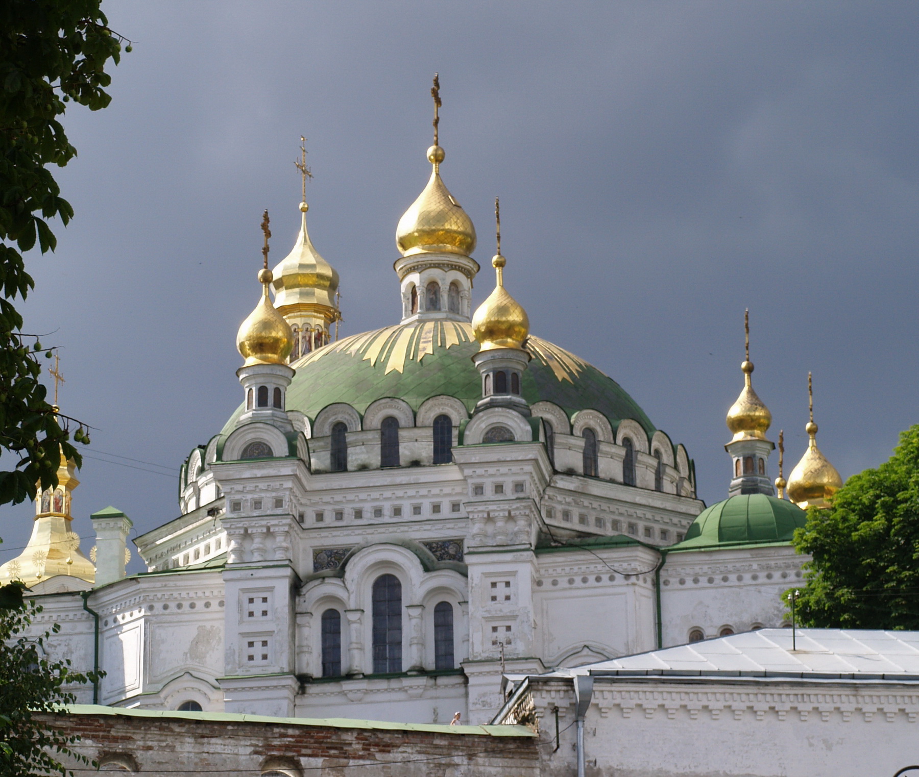 Скандальную стройку около столичной Киево-Печерской лавры все-таки сносят