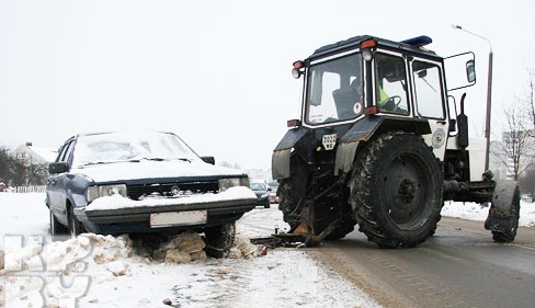 Фото kp.by: Виктор ДУБОЙСКИЙ. Иногда машина примерзает так, что приходится вытаскивать ее трактором. 