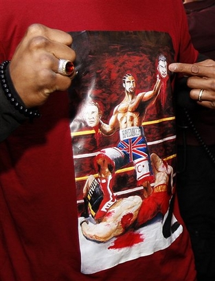 Боксер пришел в футболке с такой картинкой на совместную пресс-конференцию с Владимиром.
Фото АР