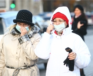 Пьем витамины и запасаемся марлевыми повязками - в Украину может заглянуть грипп. Фото Максима Люкова