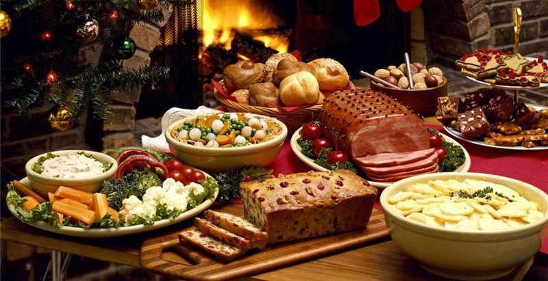 По традиции на рождественском столе должно стоять 12 блюд. Фото: radikal.ru