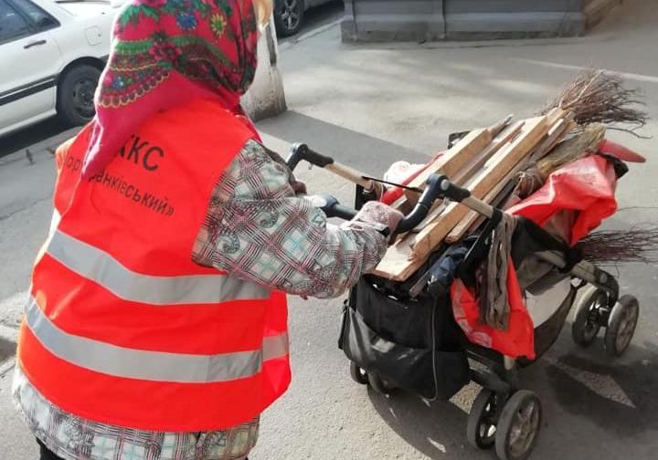 Будут без детских колясок: одесским дворникам закупают тачки