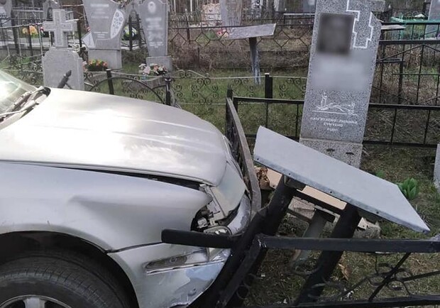 В Полтаве пьяный водитель снес памятник