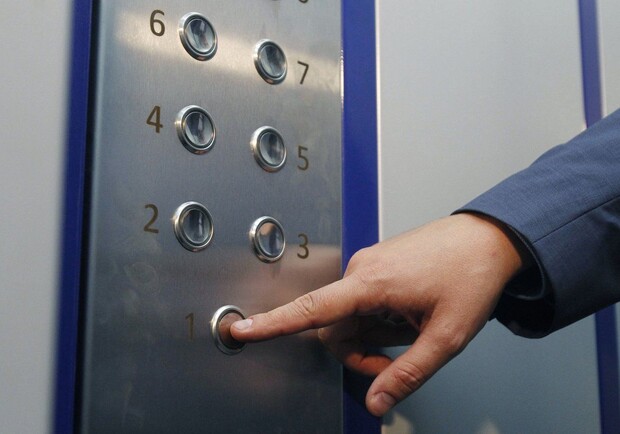 Дезинфицировать кнопки: как не заразиться коронавирусом в лифте фото