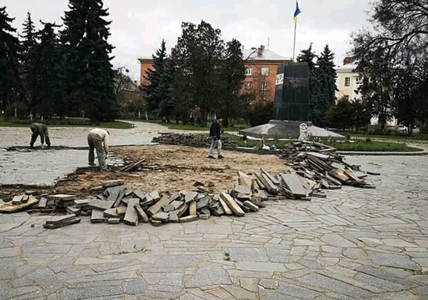 В Полтаве перекладывают плитку возле постамента памятника Ленину