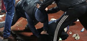 Пыталась разборонить мужчин: в Мелитополе жестко избили девушку (видео)