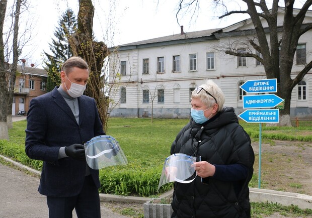 Полтавский строительный университет передал медикам экран-маски