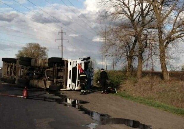 В Полтавской области перевернулся грузовик с цистерной