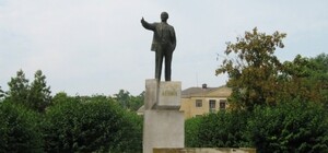 Получи ответ: где в Одесской области еще остались памятники Ленину
