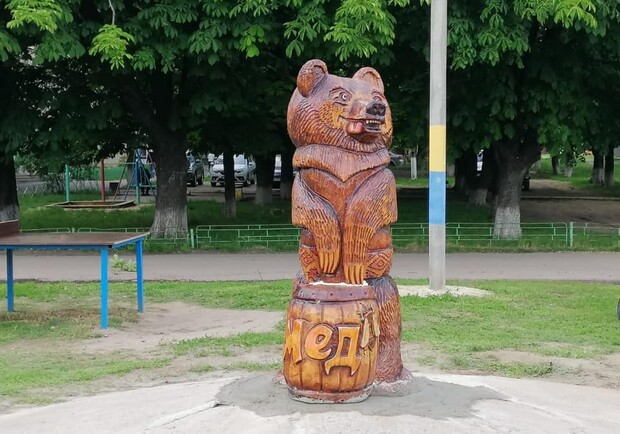 В Полтаве установили деревянную скульптуру медведя-пасечника