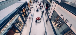 Обеззараживающие рамки и санитайзеры: как киевские ТРЦ готовятся к наплыву посетителей