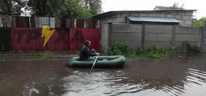 Плывущие машины и лодка: в Харькове после дождя затопило улицы