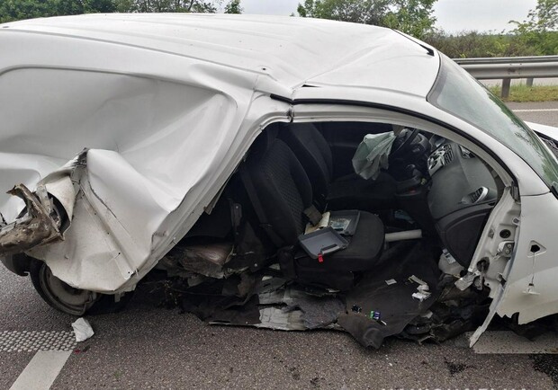 На дороге Киев - Харьков автомобиль врезался в отбойник