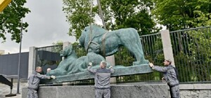 Новая эпоха: у входа в киевский зоопарк установили скульптуру львов