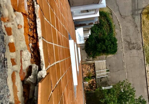 В Полтаве из жилого дома падает облицовочная плитка