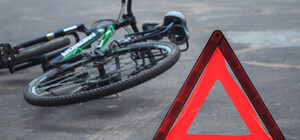 На Малиновского произошло странное ДТП: мопед столкнулся с велосипедом