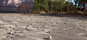 Гейзер на Березняках: камнями побило окна и затопило машины