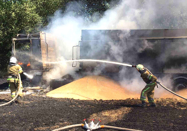 На Полтавщине сгорел грузовик, а в нем - 15 тонн зерна