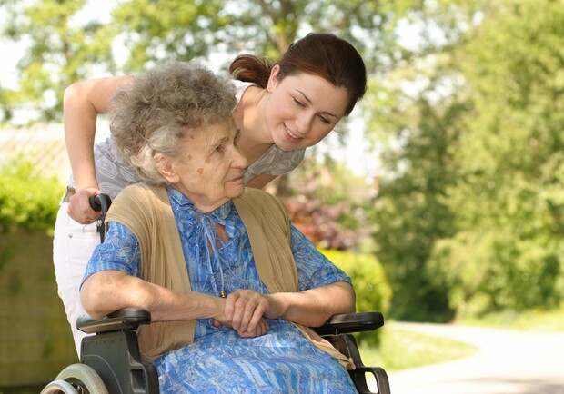 Потурбуйся про бабусю: які будинки престарілих є у Львові, ціни та умови