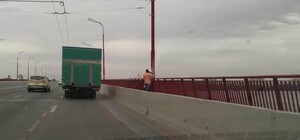 Что за люди: на Новом мосту изуродовали 36 опор