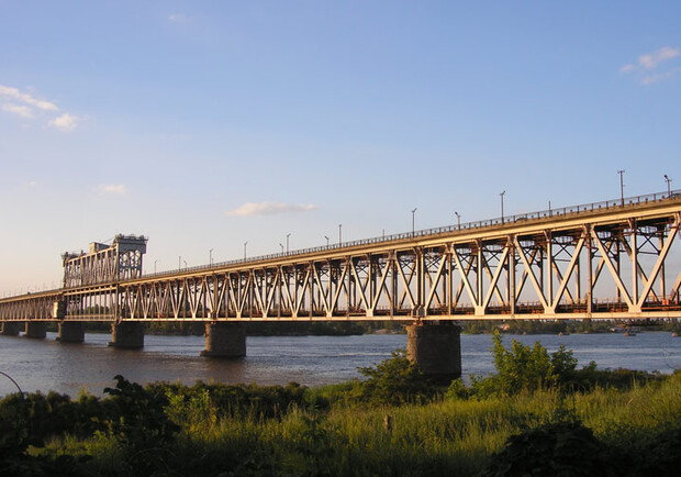 Из-за ремонта моста через Днепр в Кременчуге изменят расписание движения пригородных поездов. Фото: ru.wikipedia.org