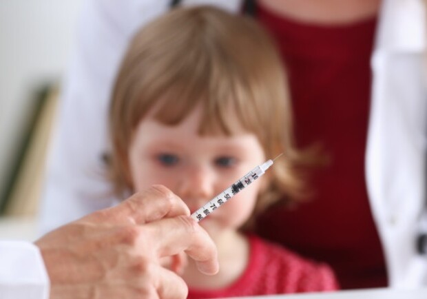 Список прививок, которые нужно сделать детям перед школой / фото: freepik.com
