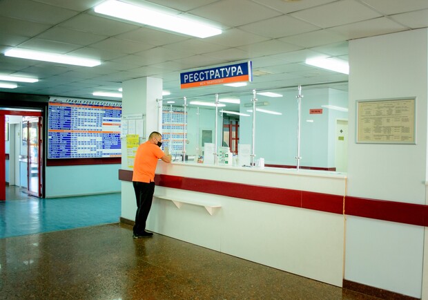 В регистратурах полтавских больниц появились мобильные телефоны