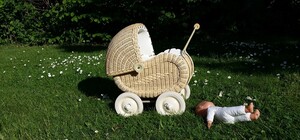 Надоели: на Оболони бабушка бросила малолетних внучек возле магазина