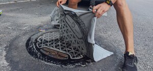 Уснул на люке: в Днепре сделали необычные футболки в городском стиле