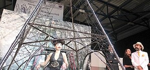 Прическа-рекорд: киевляне соорудили на голове семиметровую Эйфелеву башню