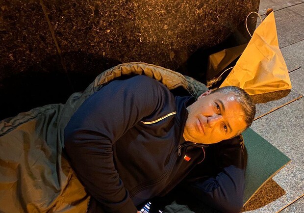 Мэр Умани заночевал под Офисом президента. Фото: Pavlovsky News 